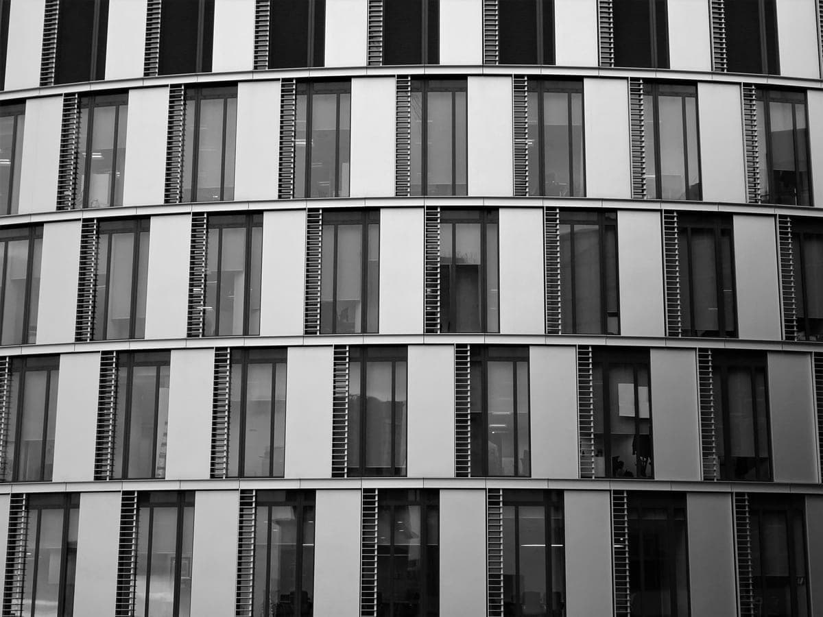 Fachada de edifício corporativo moderno